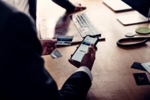 Nahaufnahme der PPS Hybridkarte am Smartphone und auf der Plastikkarte