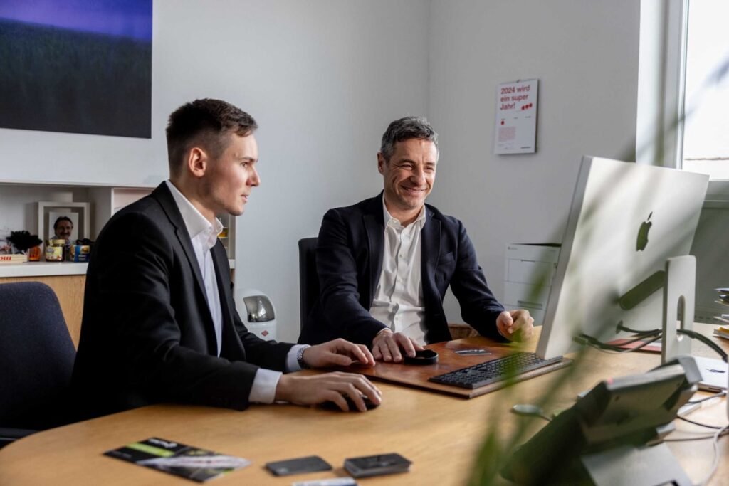 Andreas Maier und Lukas Dörrich am Schreibtisch bei PPS